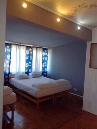 Мини-отель У Сама и Лилии Бердянск Трехместный номер «Комфорт» с душем-3